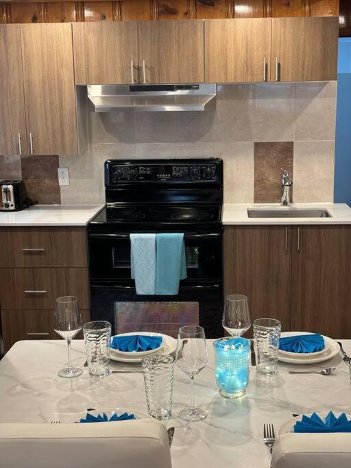 Cozy Spacious Work Friendly Lotus With Garden View High Speed Free Wi Fi And Parking Adjacent To Downtown Montréal Eksteriør billede